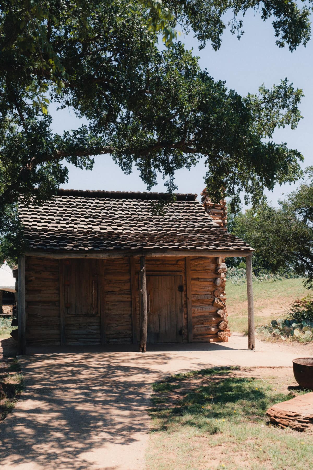 Holzhütte unter Bäumen im Freien