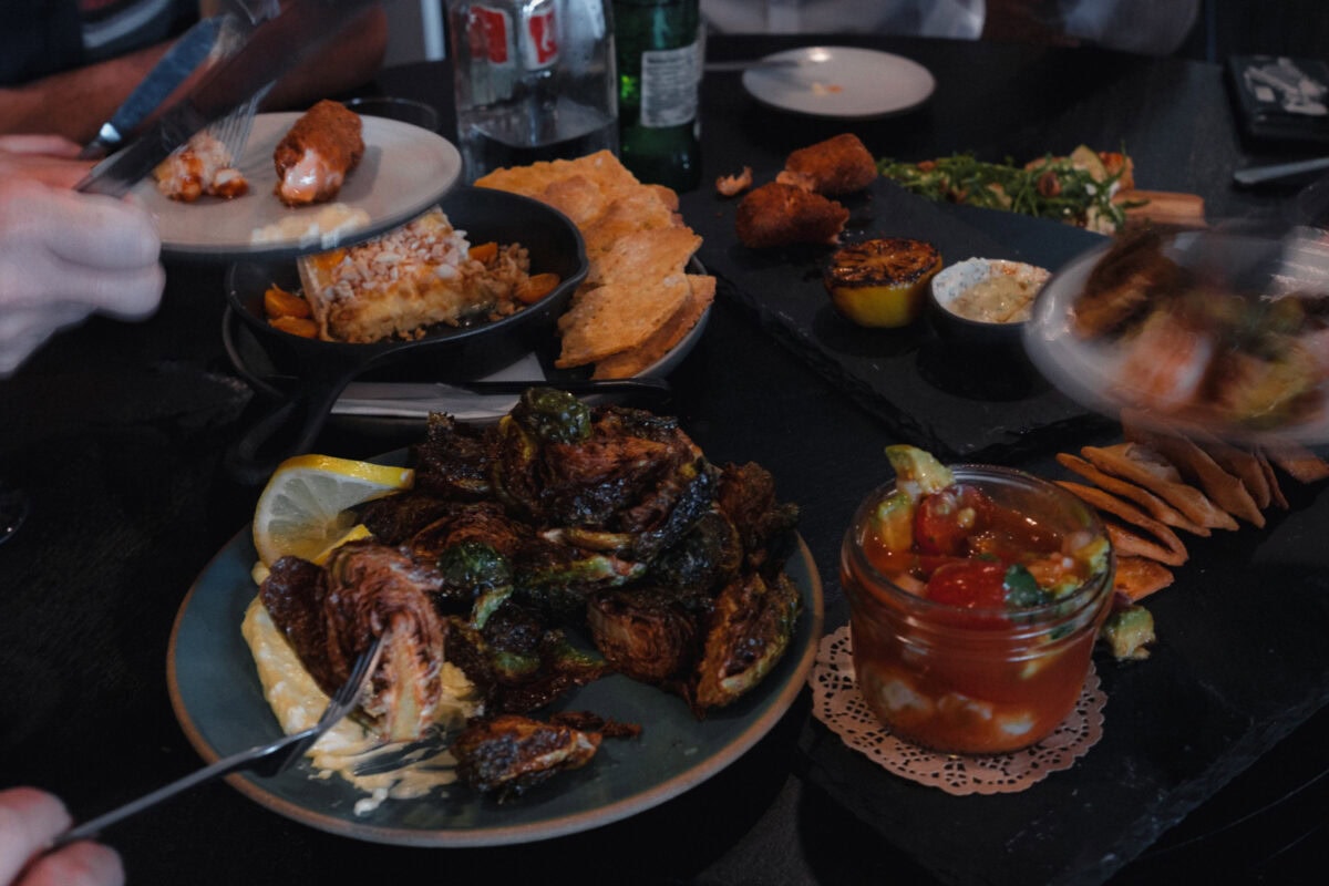 Vielfältige Tapas auf einem Tisch serviert.