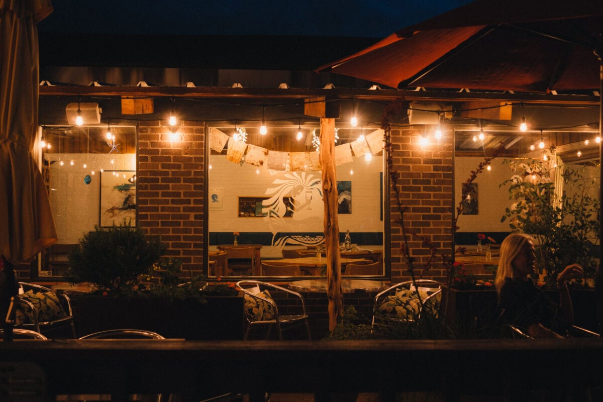 Gemütliches Café bei Nacht mit Lichterketten