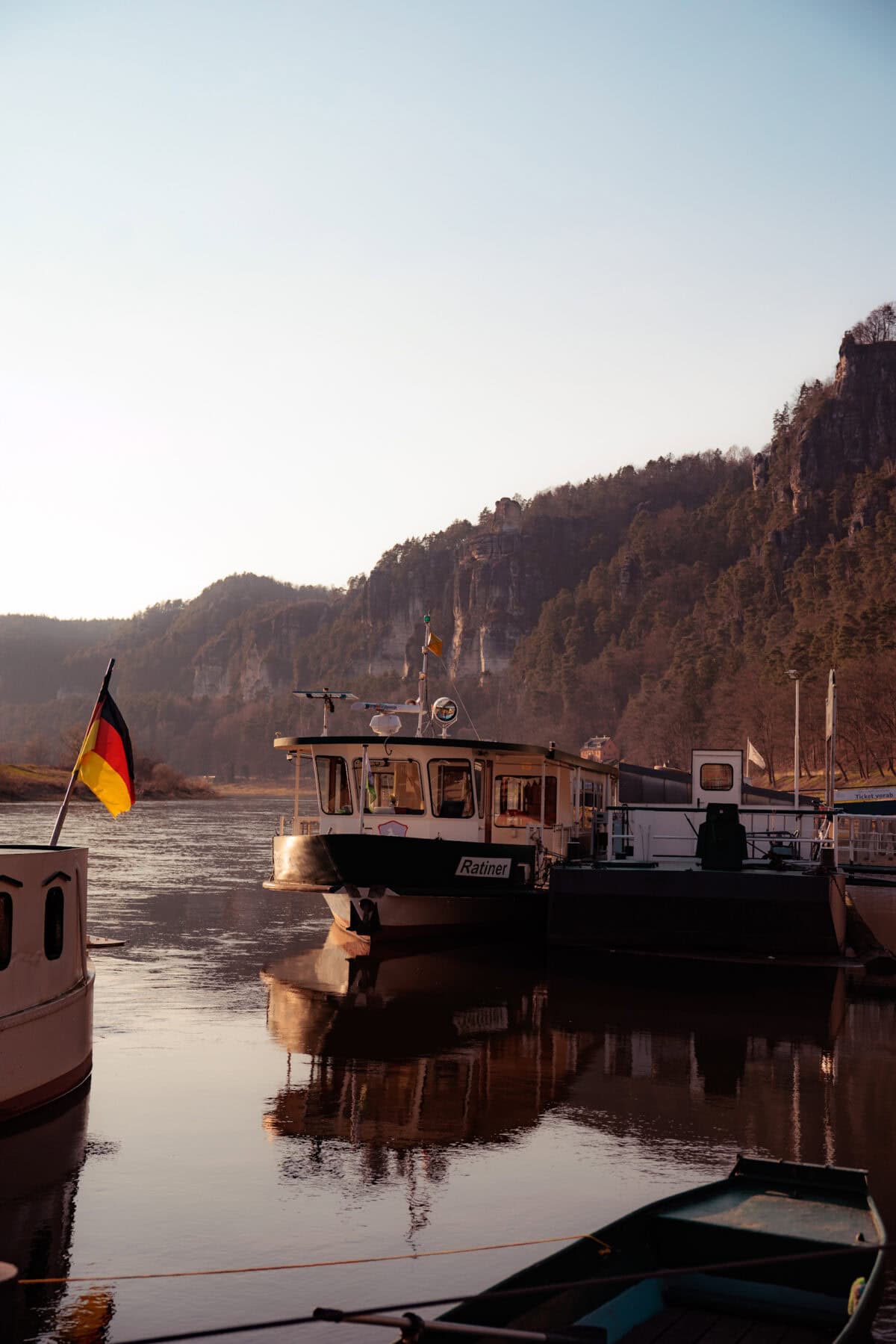 Boot am Fluss vor Felsenlandschaft bei Sonnenuntergang