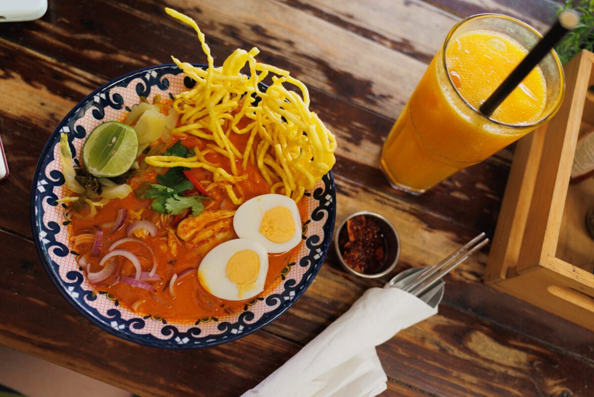 Thailändische Nudelsuppe mit Ei und knusprigen Nudeln