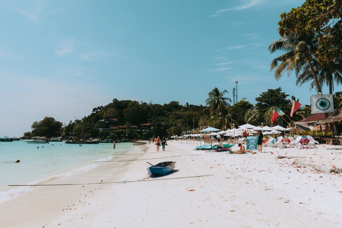 Tropischer Strand mit Palmen und türkisfarbenem Meer