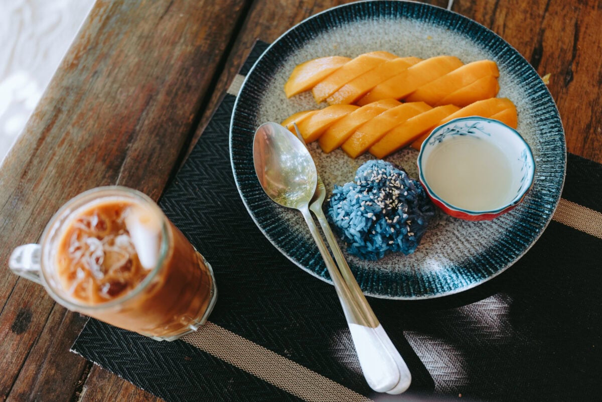 Mango mit blauem Klebreis und Kokossauce