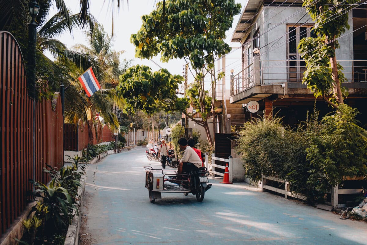 Schmale tropische Straße mit Motorrad und Beiwagen