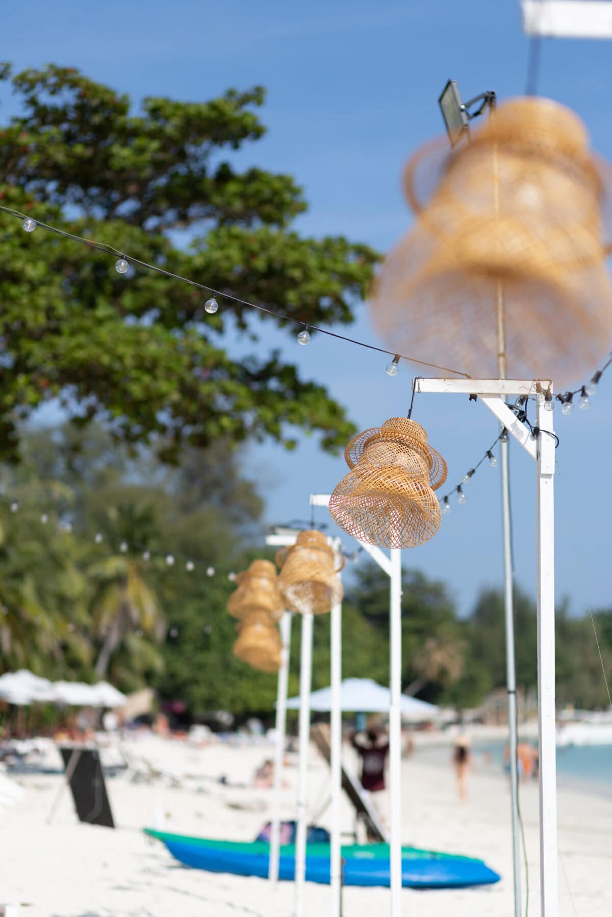 Rattanlampen am Strand mit Lichterkette
