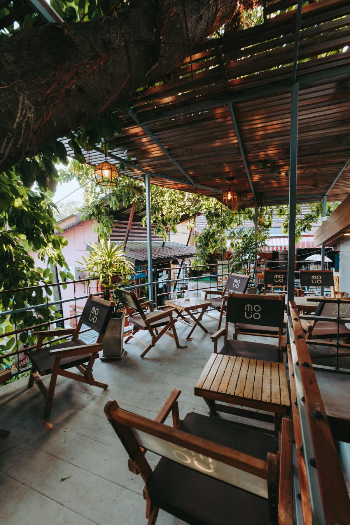 Gemütliche Café-Terrasse mit Holzmöbeln und Pflanzen