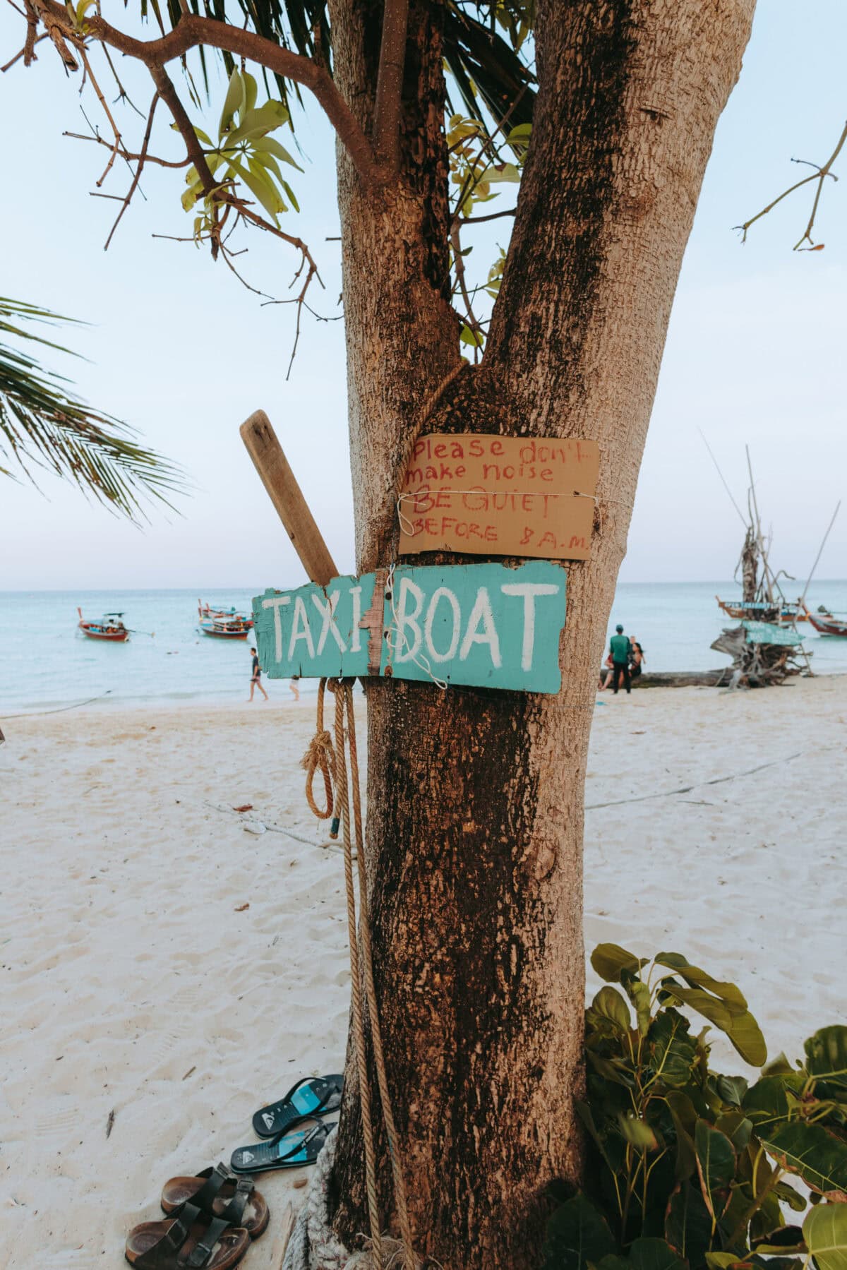 Holzschild Taxi Boat an Baum am Strand