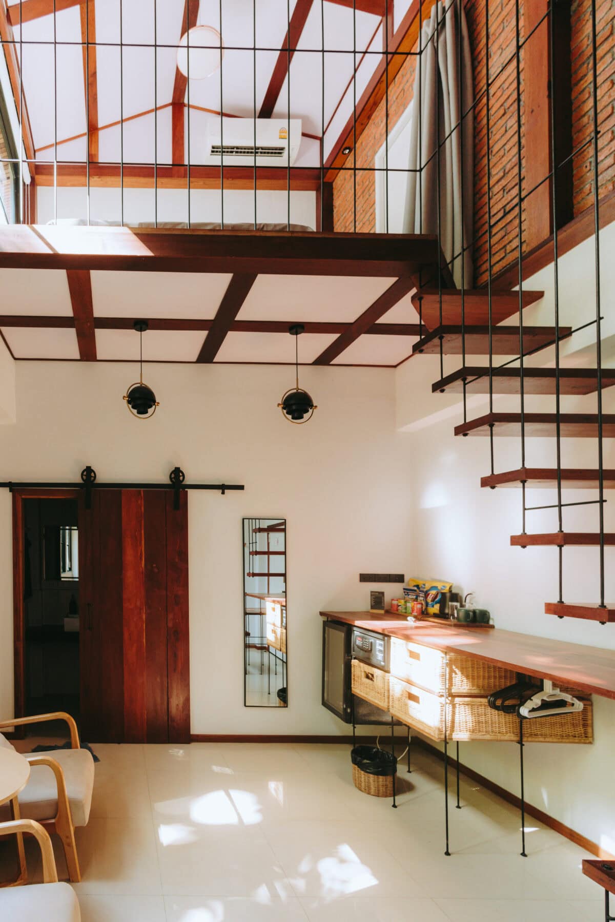 Modernes Loft mit Holztreppe und Galerie