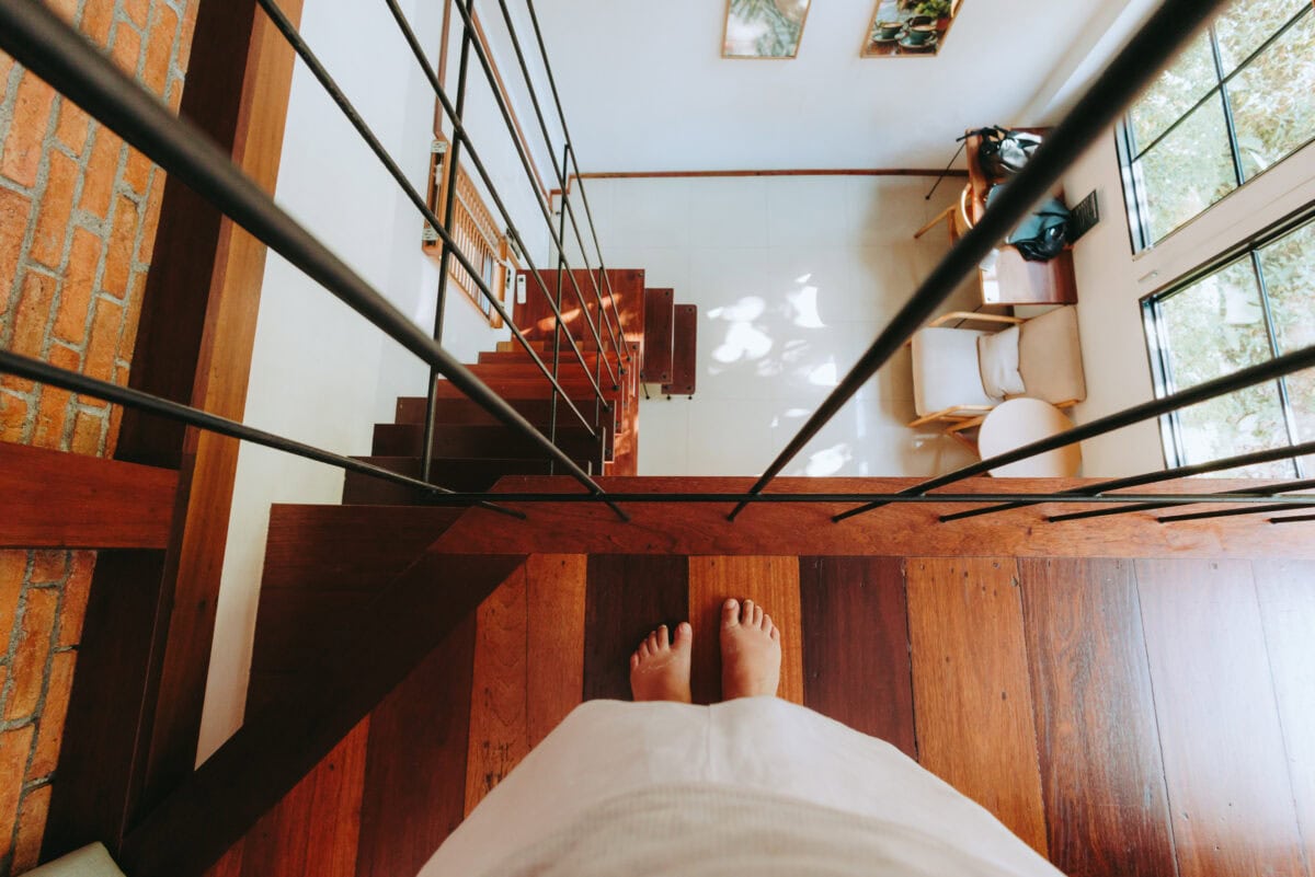 Blick von Holztreppe in modernes Wohnzimmer