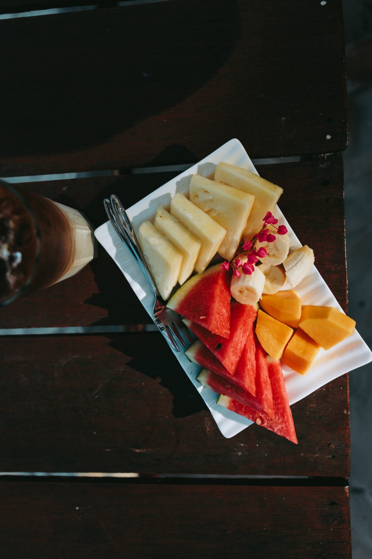 Teller mit frischem Obst auf Holztisch