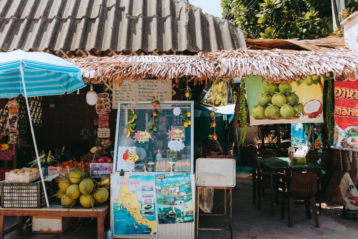 Thai-Straßenstand mit Kokosnüssen und Strohdach