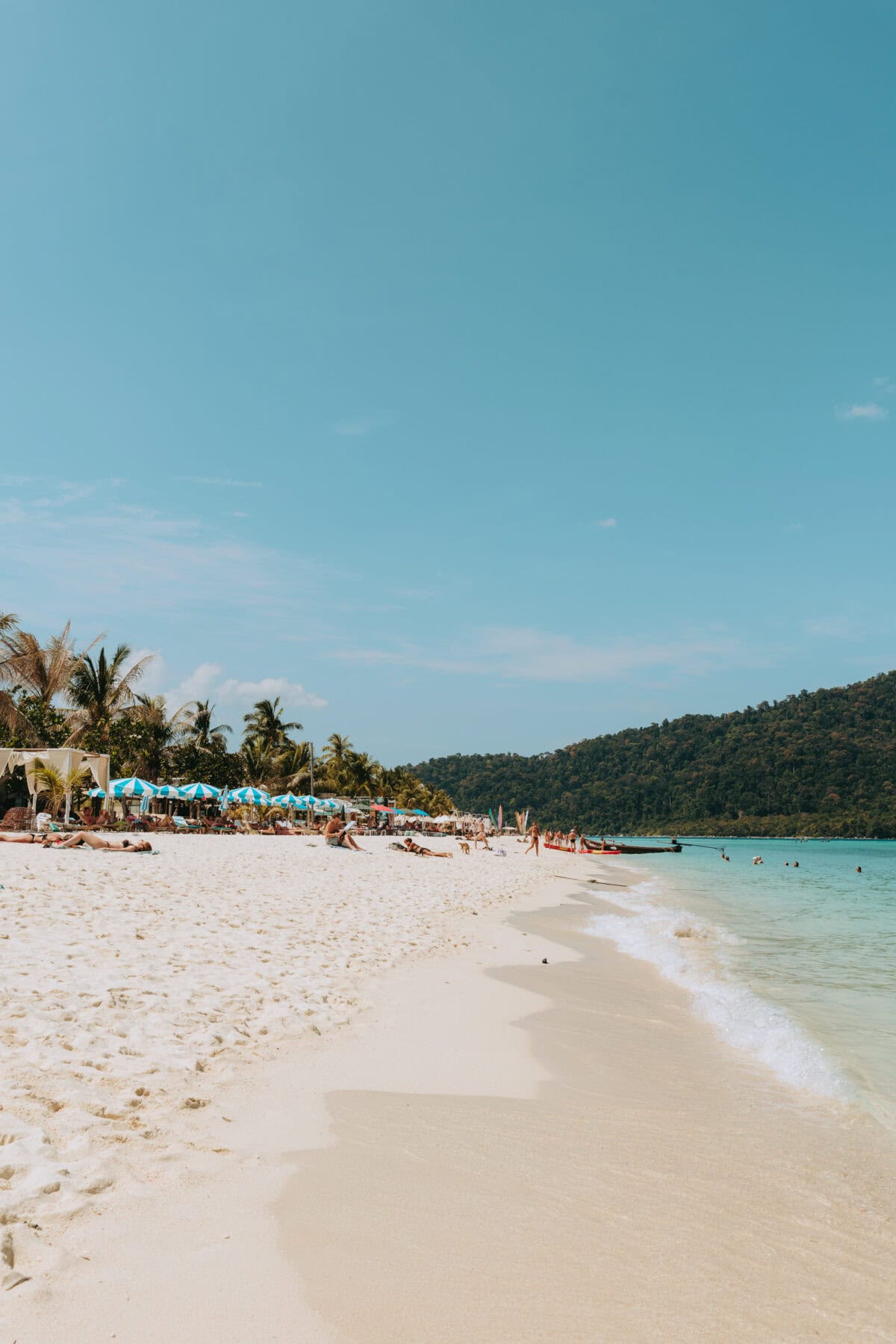 Tropischer Strand mit Palmen und türkisfarbenem Meer