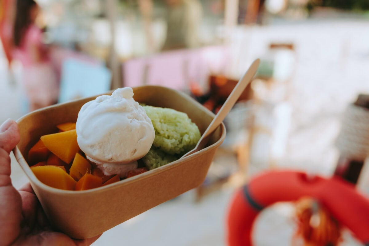 Mango mit Klebreis und Kokoseis im Becher