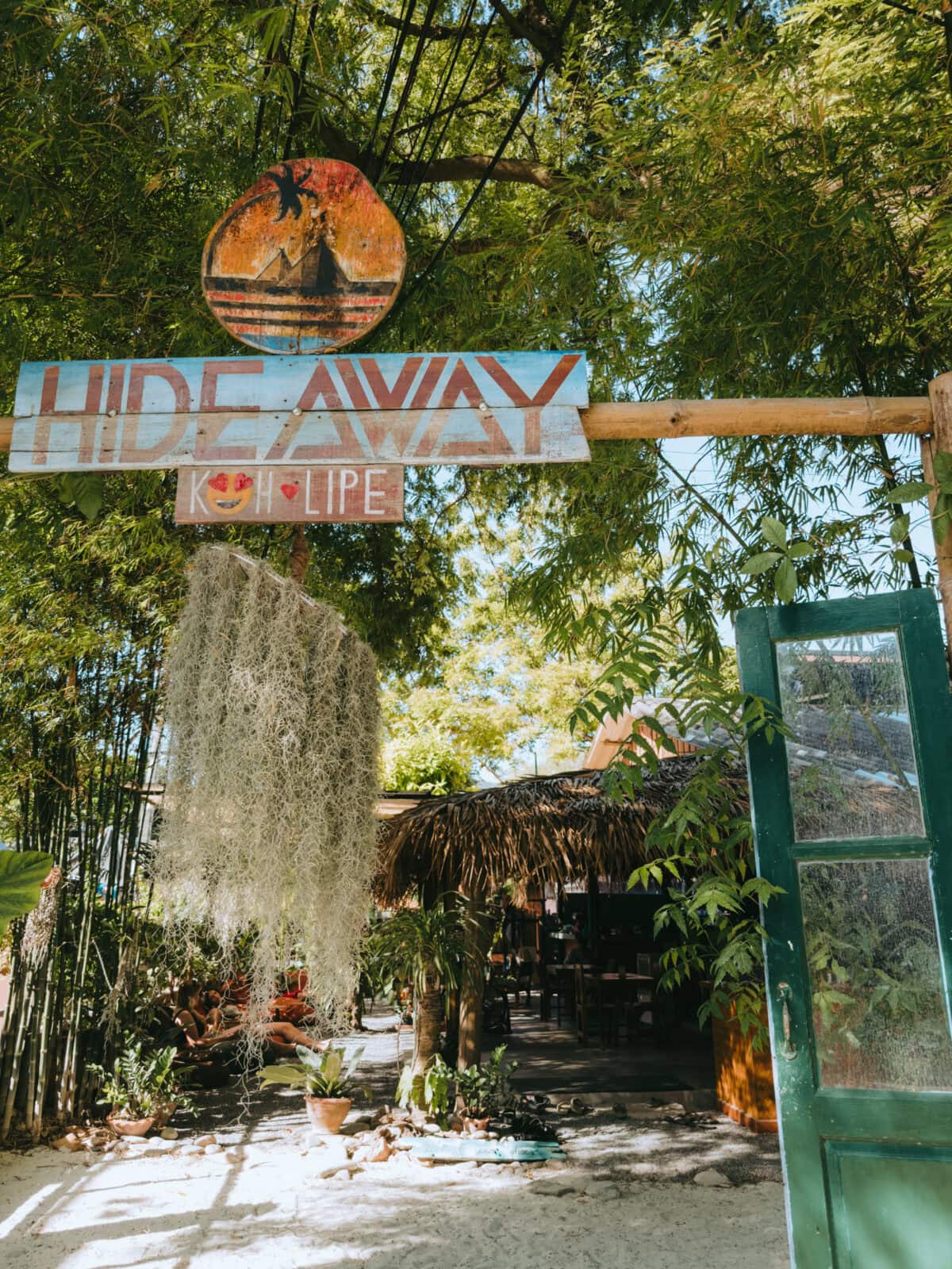 Holzschild Hideaway Koh Lipe im Tropengarten