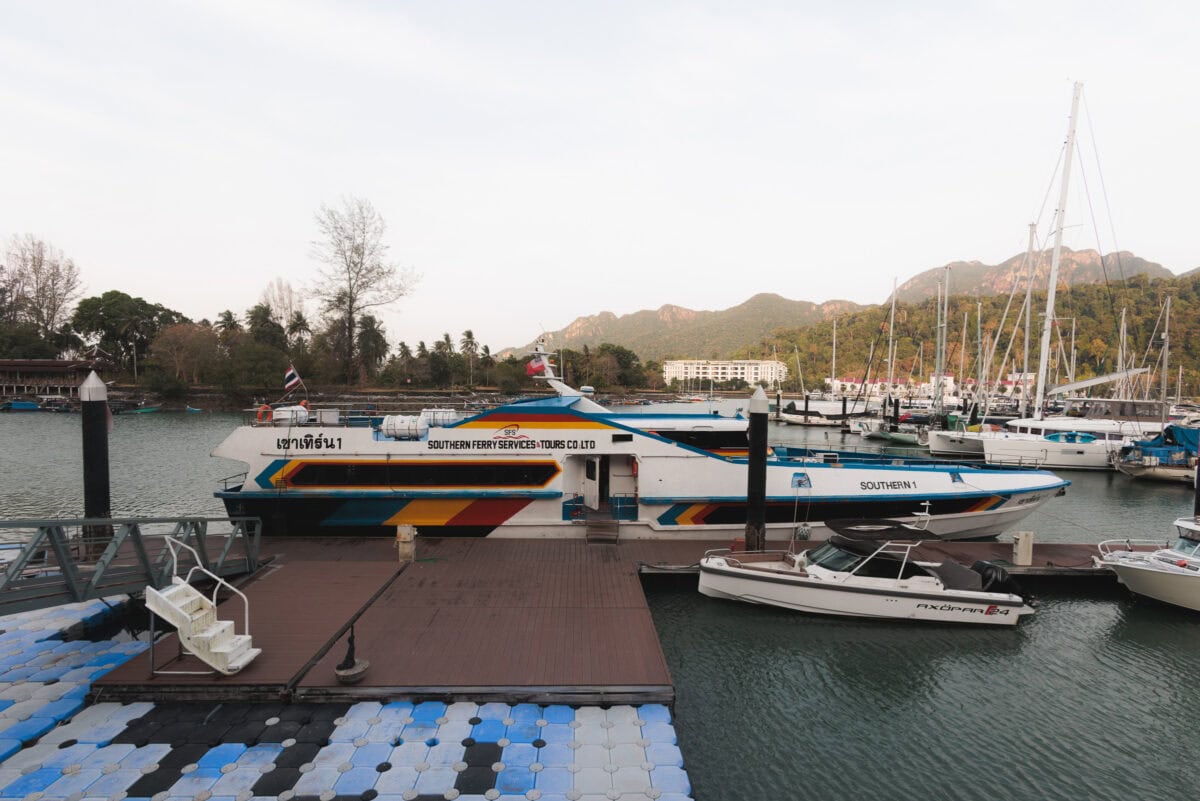 Fähre im Hafen vor bewaldeten Bergen