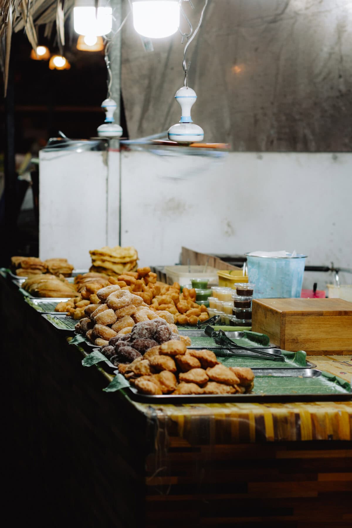 Marktstand mit frittierten Süßspeisen und Gebäck