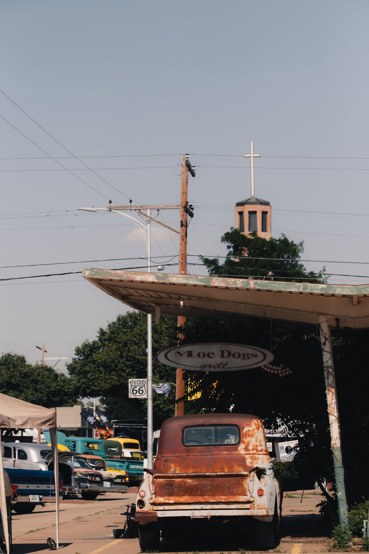 Altes, rostiges Auto vor einer Kirche in Amarillo, Texas.