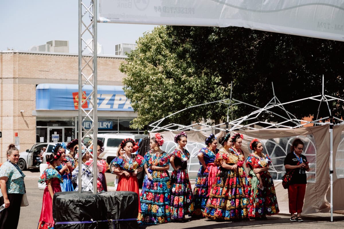 Traditionelle mexikanische Tänzerinnen in farbenfrohen Trachten bei einem Festival in Amarillo, TX.