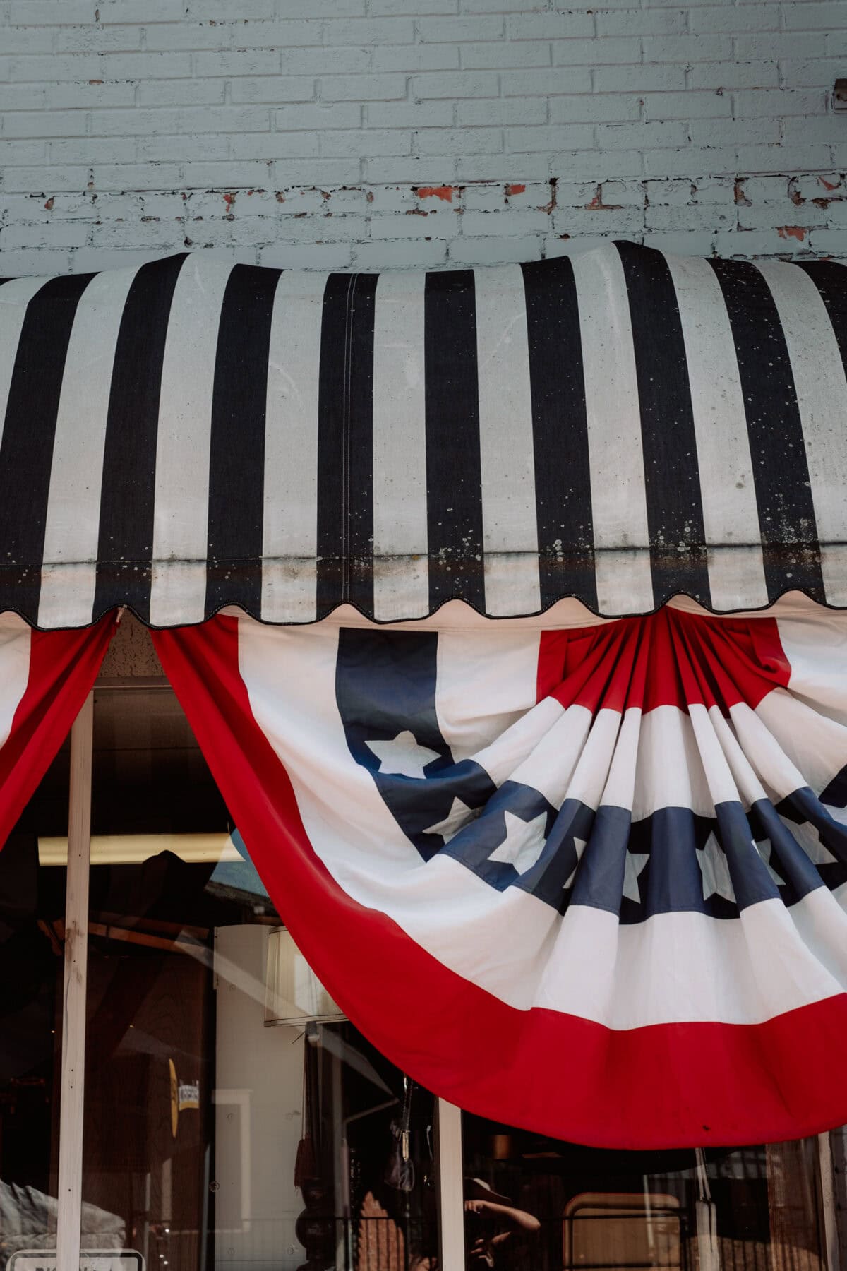 Amerikanische Flaggen-Dekoration vor einem Laden in Amarillo, Texas.