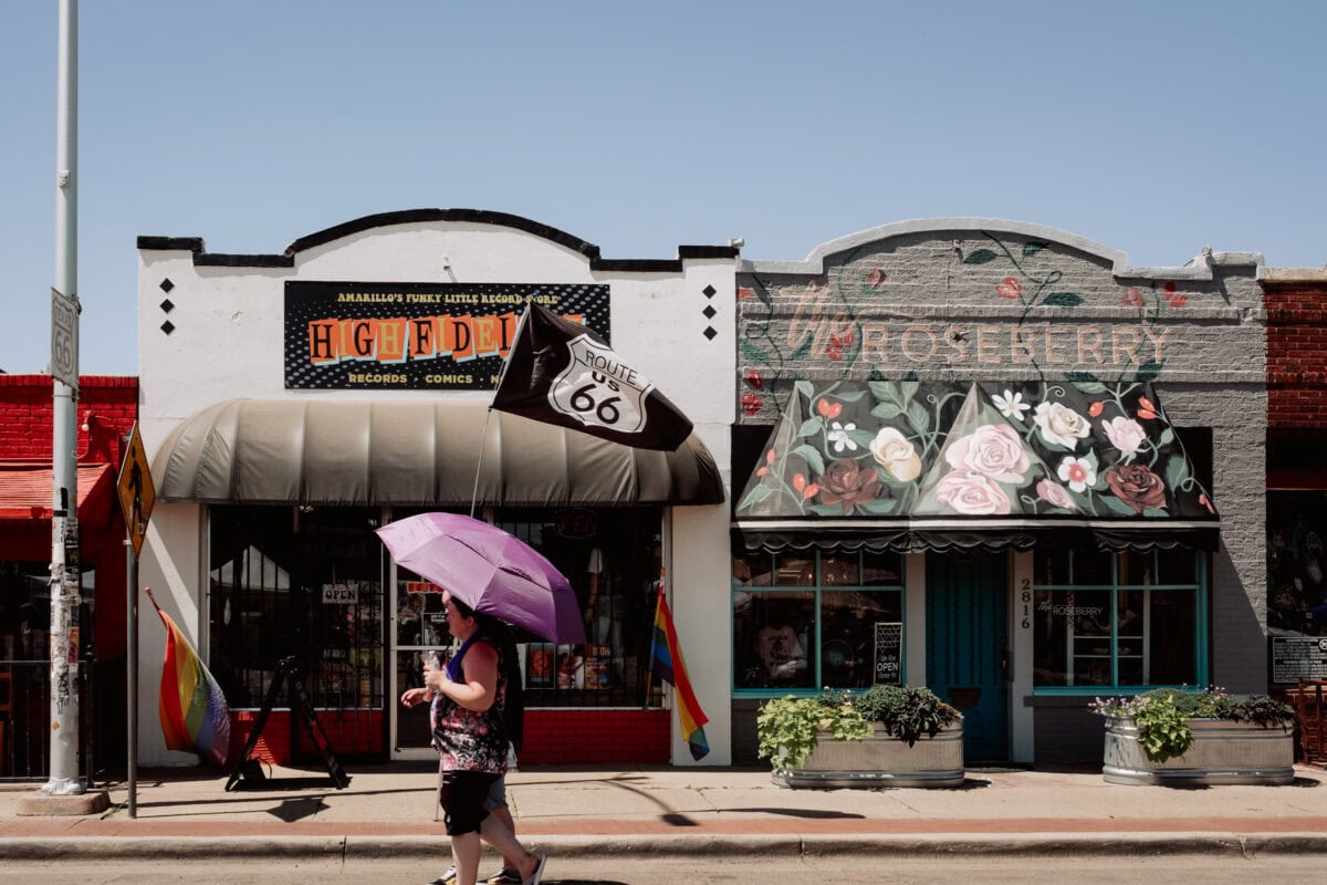 Bunte Geschäfte in Amarillo, Texas, mit Route 66 und Cowgirl-Motiven.