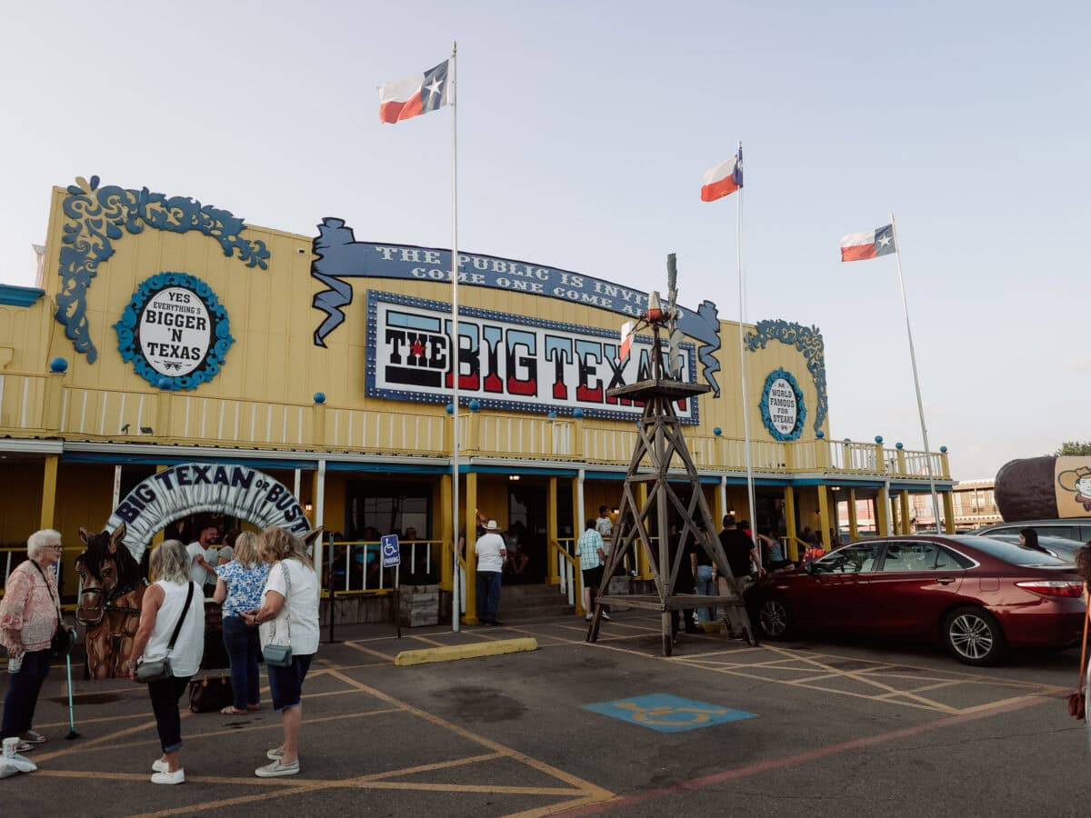 Touristen vor dem Big Texan Steakhouse in Amarillo, Texas, an Route 66.