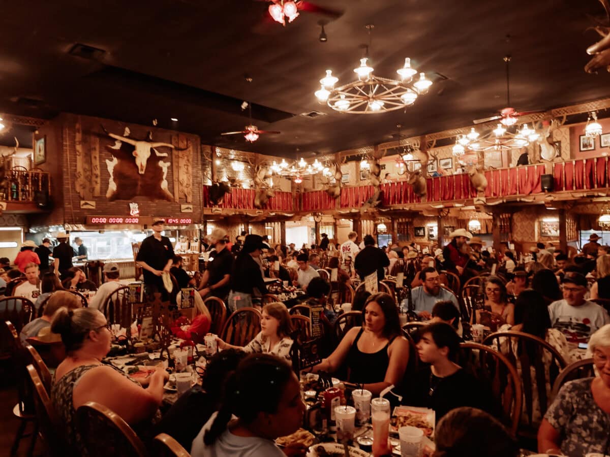 Gemütliches Restaurant mit vielen Gästen und rustikaler Dekoration im Western-Stil.