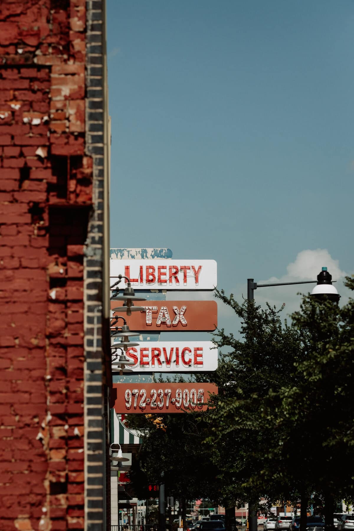 Liberty Tax Service Schild an einer alten Backsteinmauer