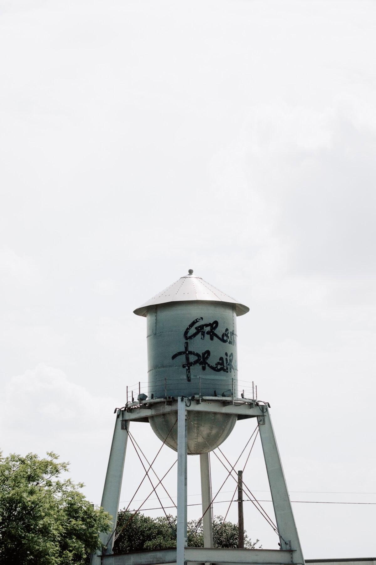 Alter Wasserturm mit Aufschrift Grand Prairie vor bewölktem Himmel