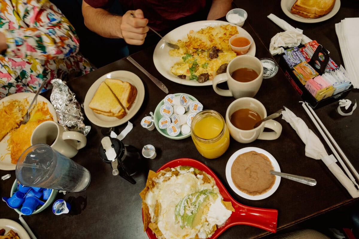 Reichhaltiges amerikanisches Frühstück mit Eiern, Toast und Kaffee