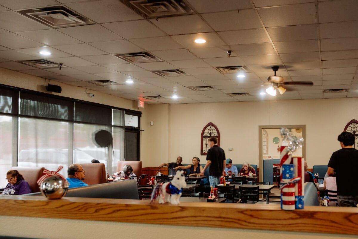 Amerikanisches Restaurant mit Gästen und patriotischer Dekoration
