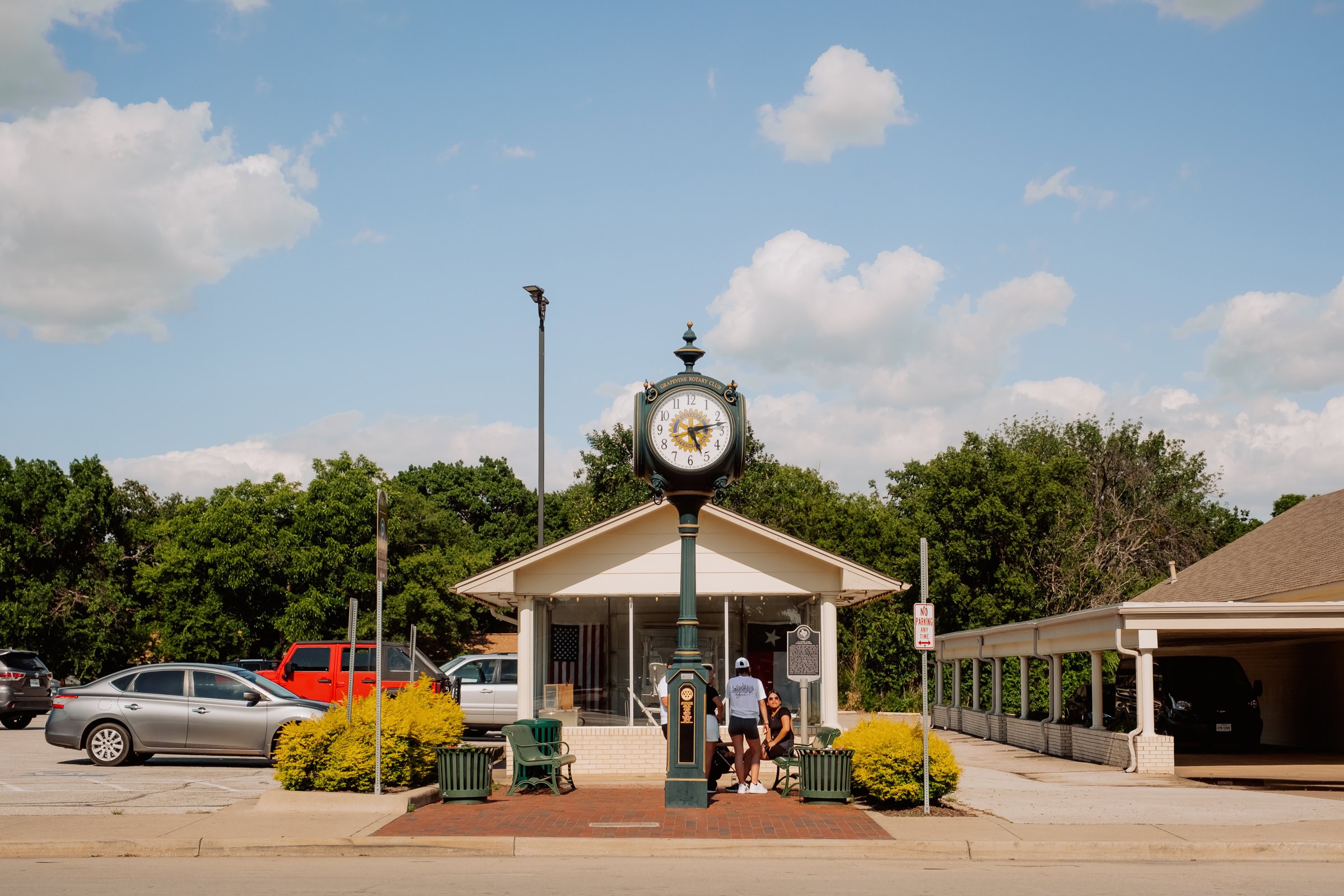 Historischer Bahnhof mit Uhr und wartenden Passagieren in Grapevine, Texas.