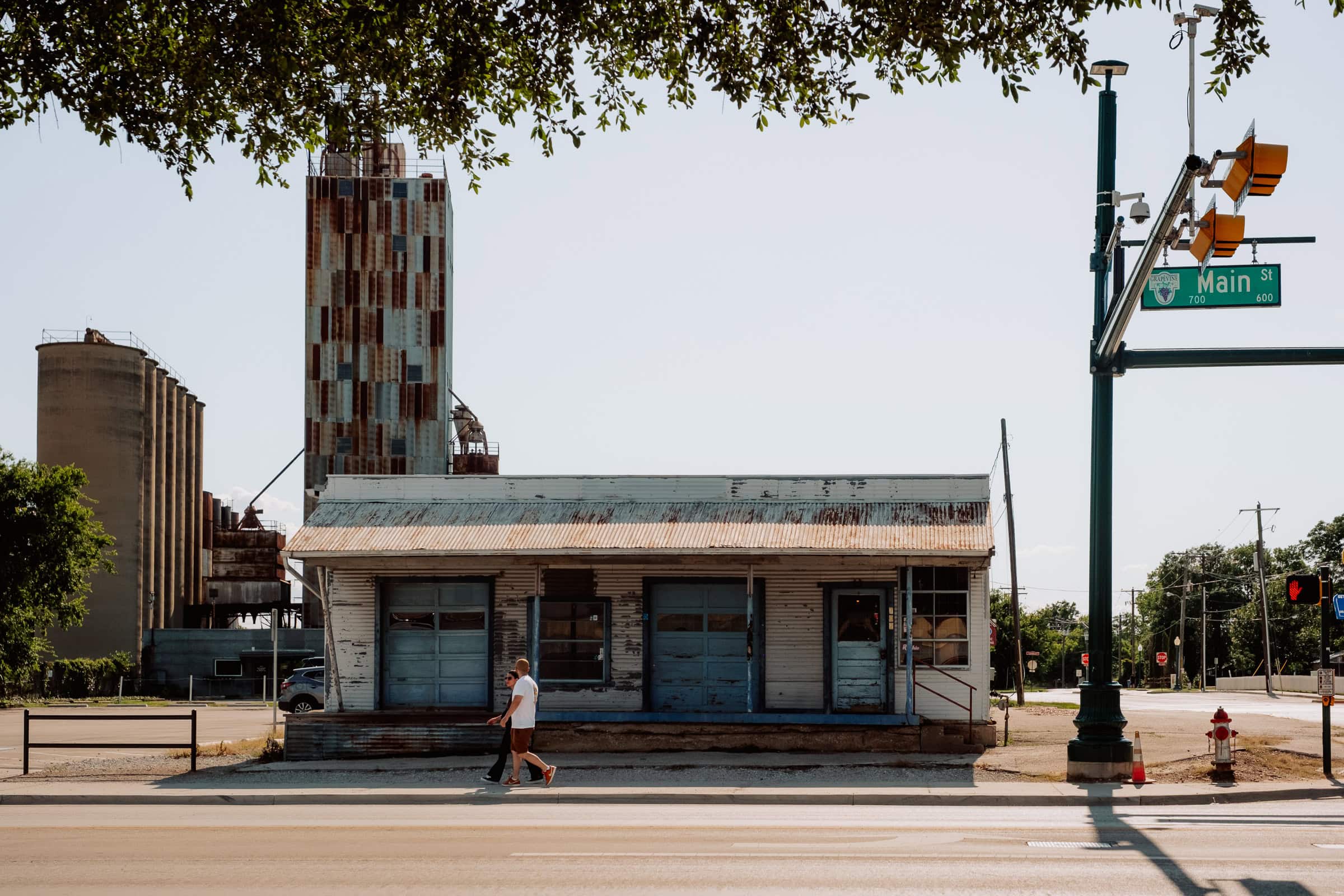 Verfallenes Gebäude in Grapevine, Texas, mit moderner Skyline im Hintergrund.