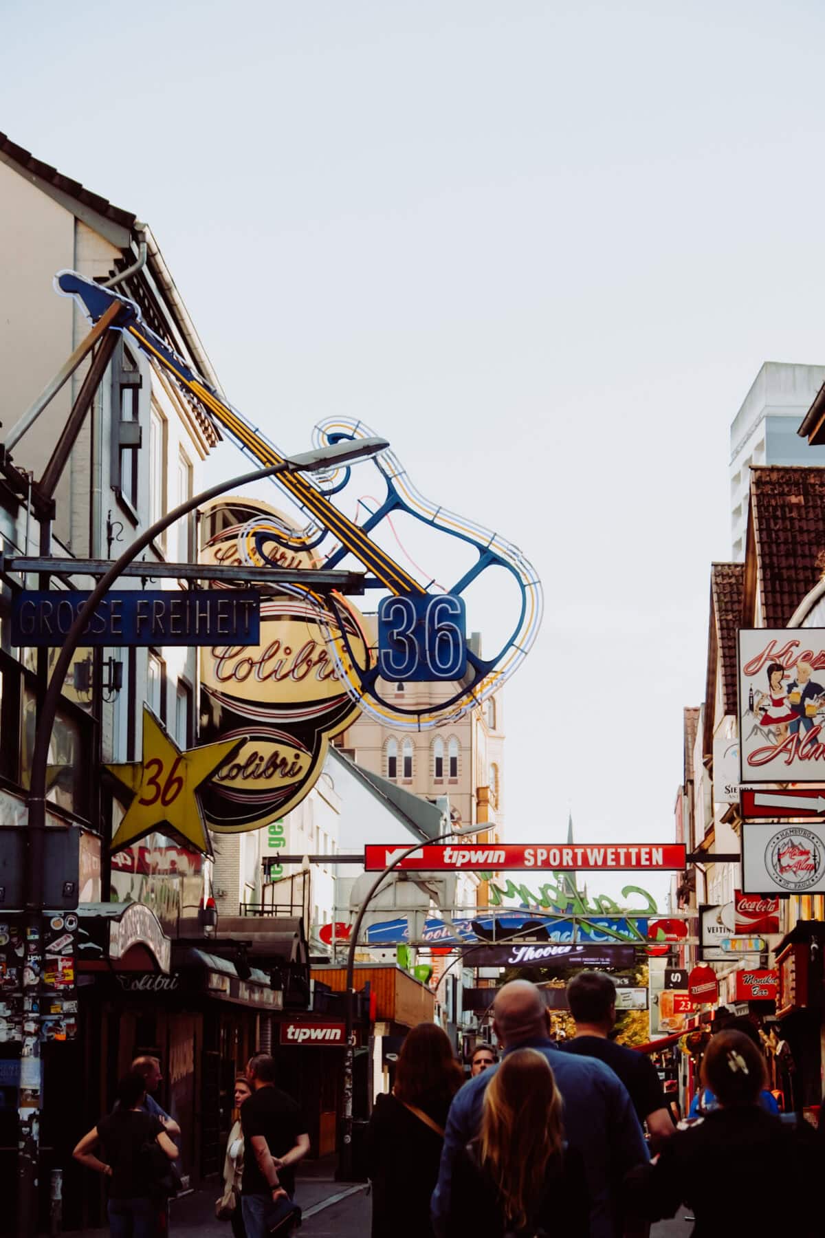 Große Freiheit 36 Hamburg Reeperbahn mit Gitarren-Neonschild