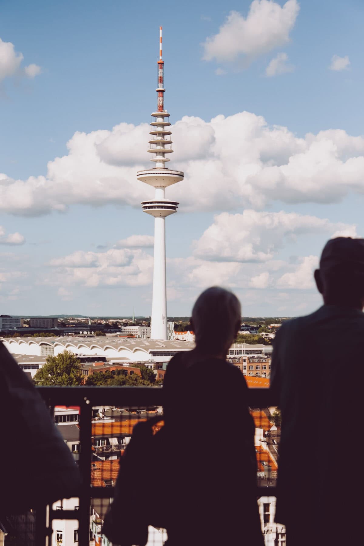 Blick auf den Fernsehturm in Hamburg bei schönem Wetter.