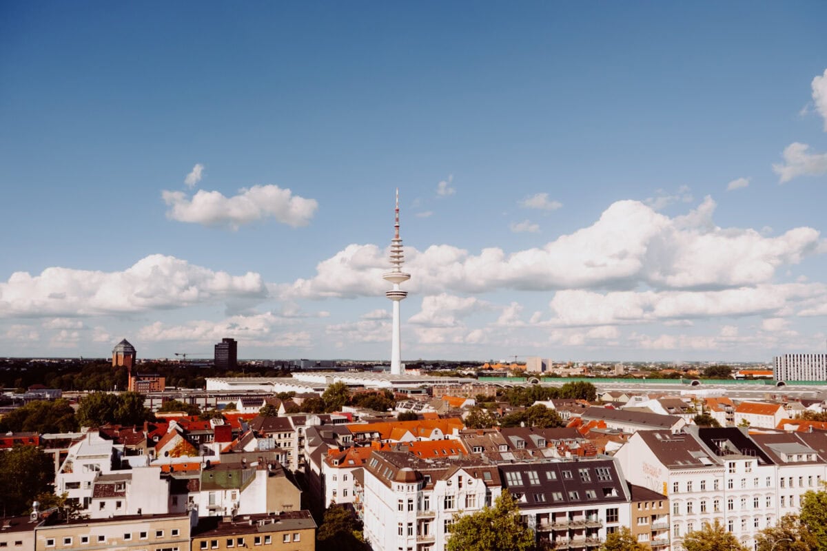 Blick auf Hamburg mit Fernsehturm und historische Häuser bei schönem Wetter.