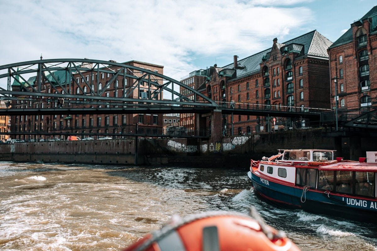 Boot auf dem Kanal in Hamburgs Speicherstadt mit Brücke