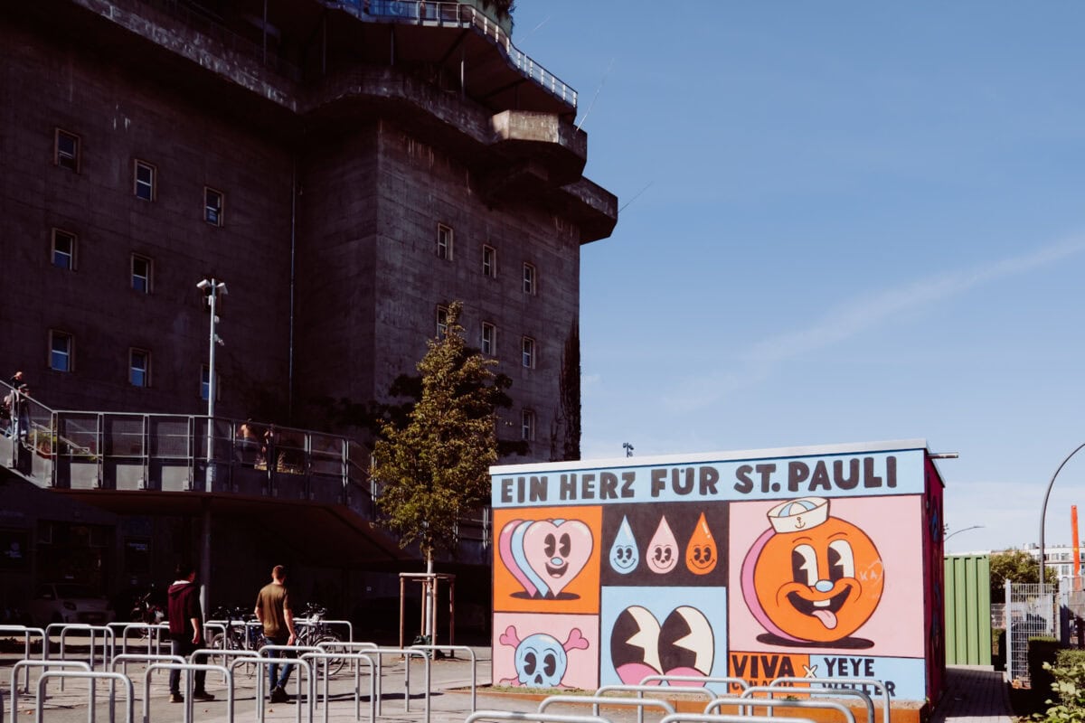 Kunstinstallation am Grünen Bunker in Hamburg, St. Pauli, mit bunten Herz- und Tiermotiven.