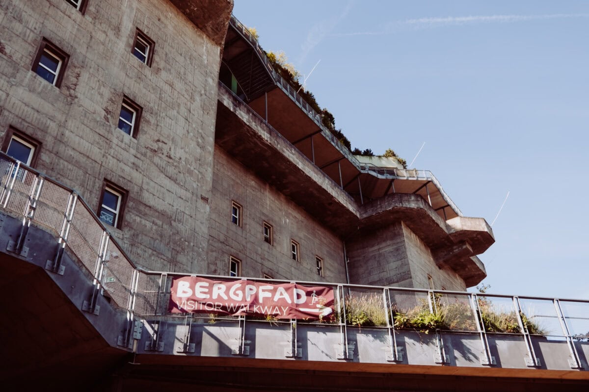 Der grüne Bunker in Hamburg mit Aussichtsterrasse und Bergfahrrad-Banner.