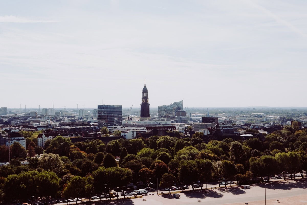 Panorama von Hamburg mit St. Michaelis Kirche im Zentrum.