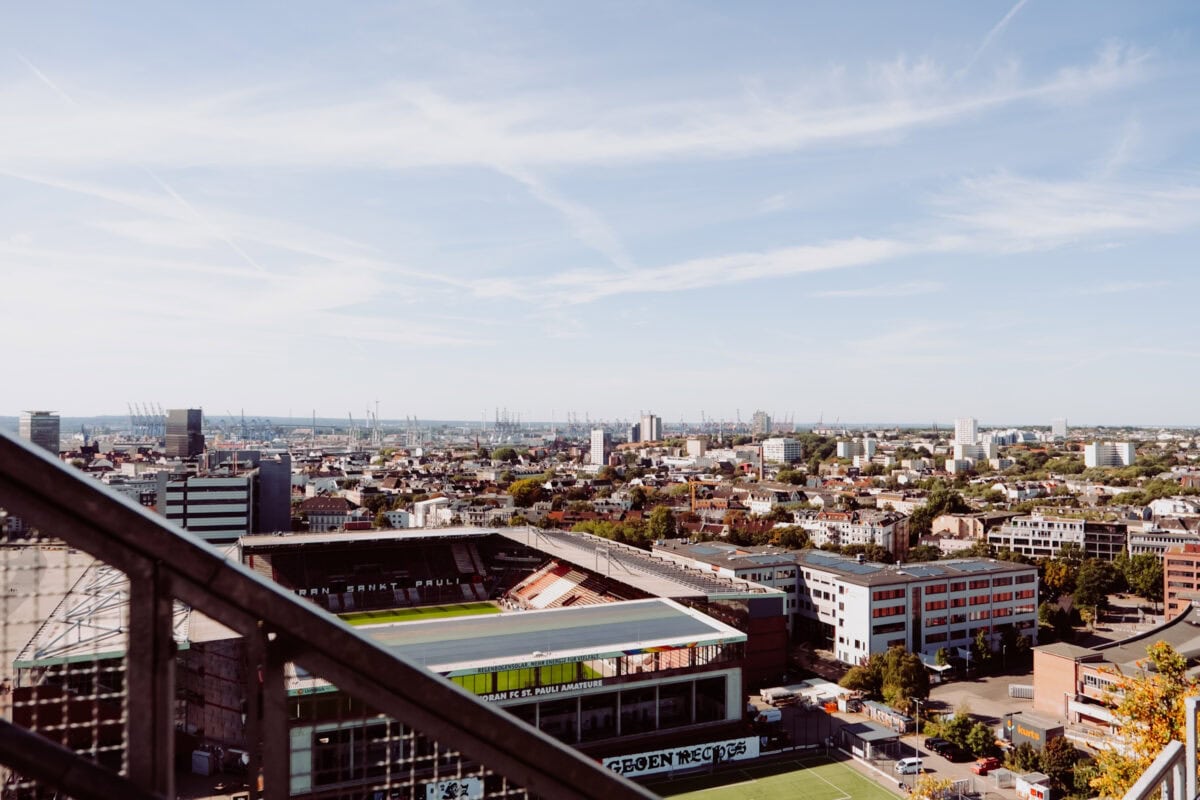Panoramaansicht von Hamburg mit Blick auf die Stadt und den Himmel.