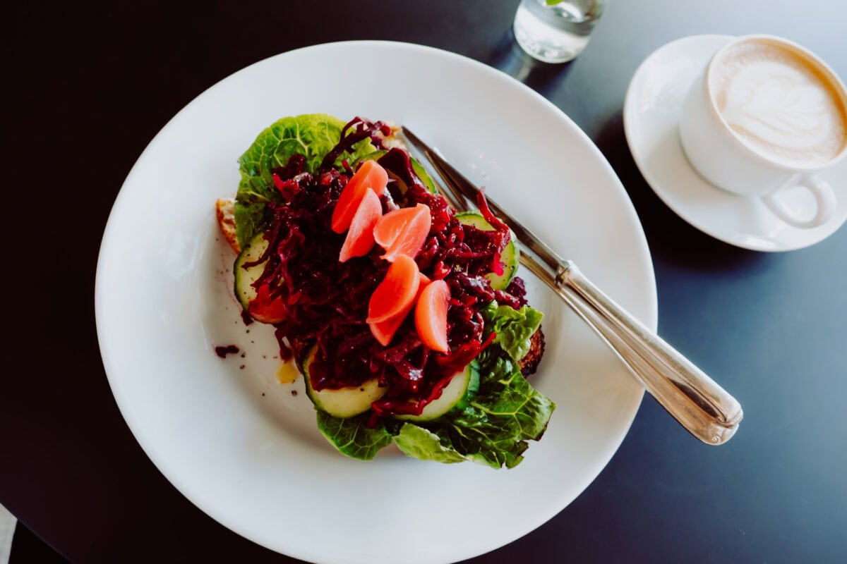 Offenes Sandwich mit Rote Bete, Salat und Cappuccino