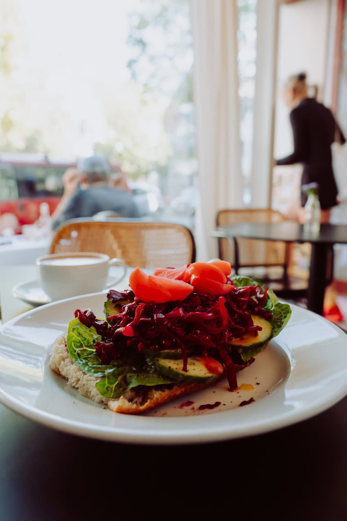 Frischer vegetarischer Sandwich mit Salat und Tomaten im Café.