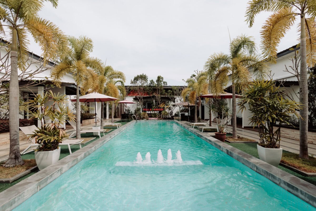 Tropischer Pool mit Springbrunnen im Villa Abadi Resort