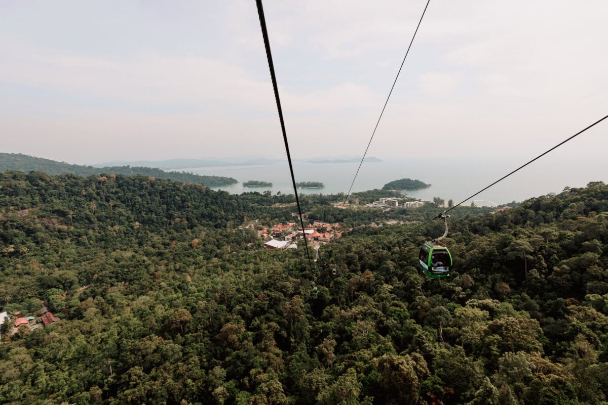 Seilbahn über tropischen Regenwald mit Meerblick auf Langkawi