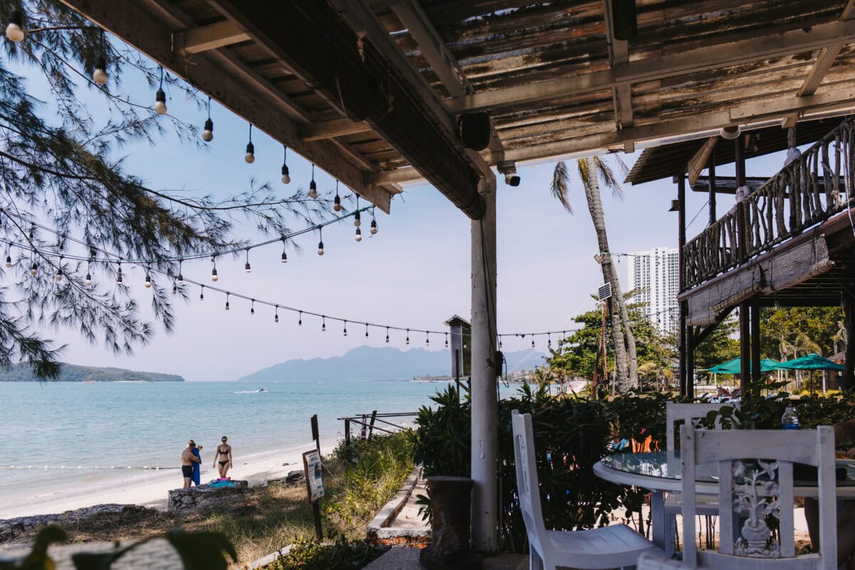 Strandcafé mit Lichterketten und Meerblick in Tropenlage
