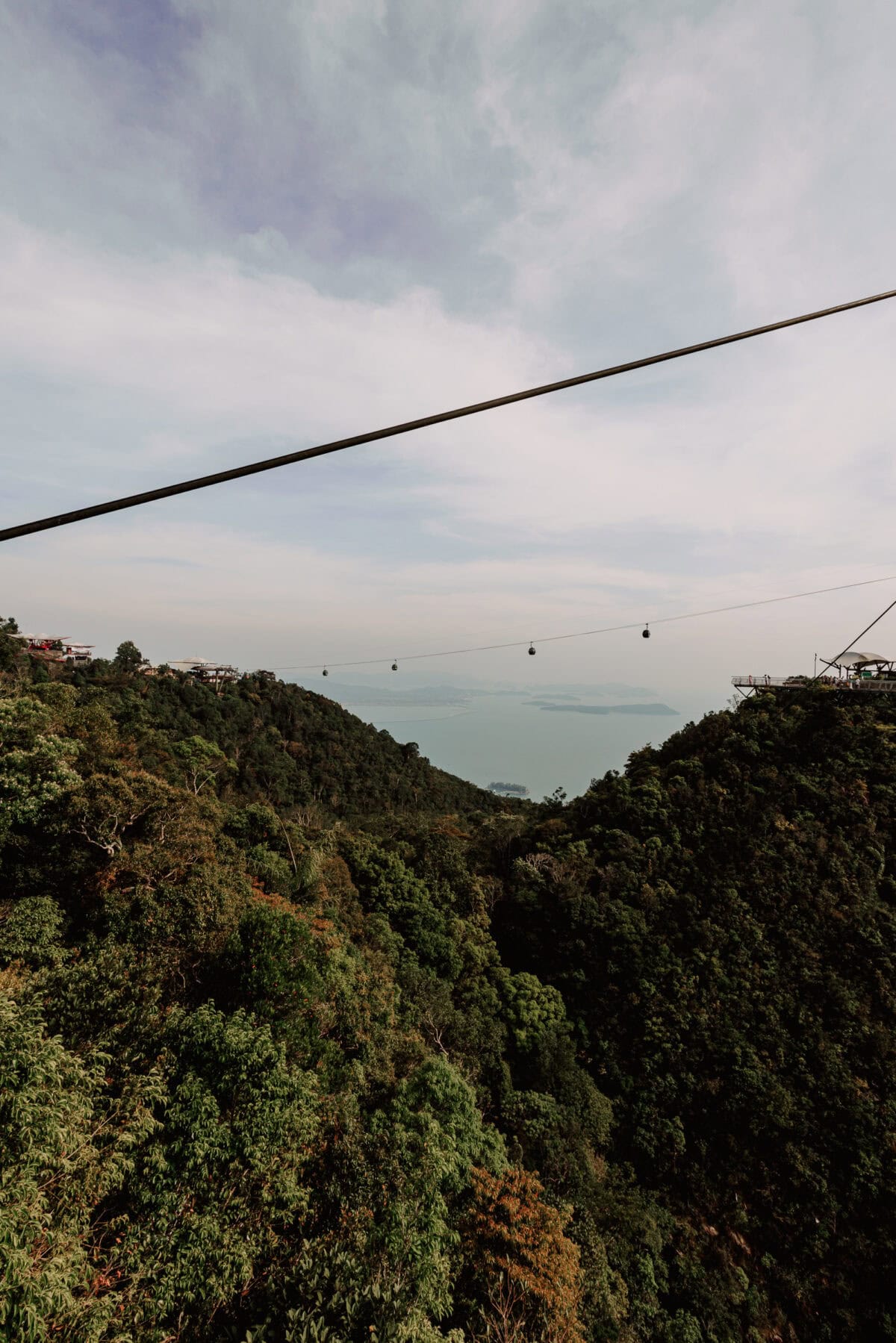 Seilbahn über grünen Dschungel mit Meerblick Langkawi