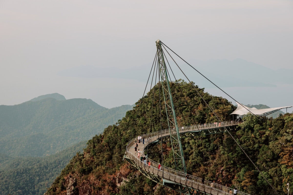 Hängebrücke auf Langkawi mit Touristen und Bergpanorama