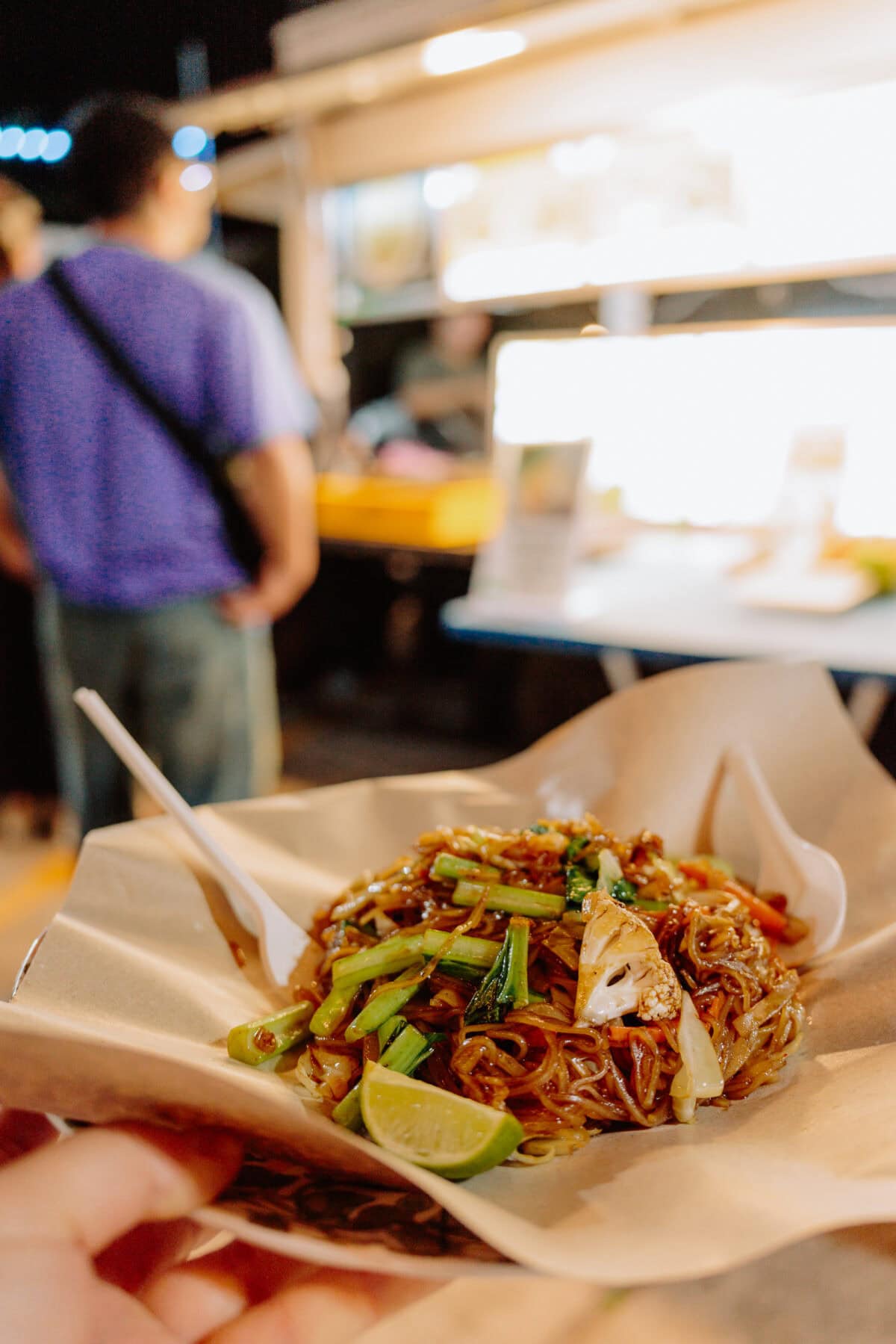Gebratene Nudeln mit Gemüse und Limette vom Streetfood-Stand