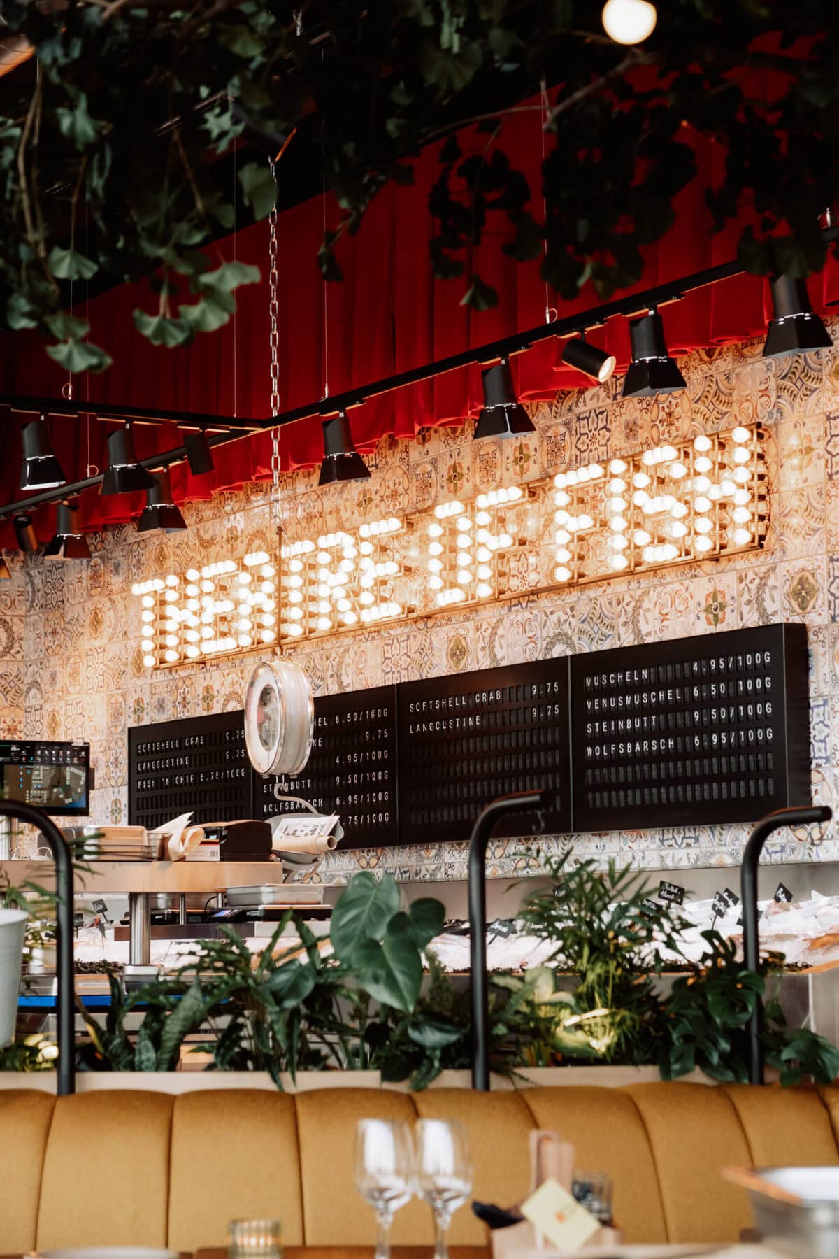 Stilvolles Fischrestaurant mit Leuchtschild und Speisekarte