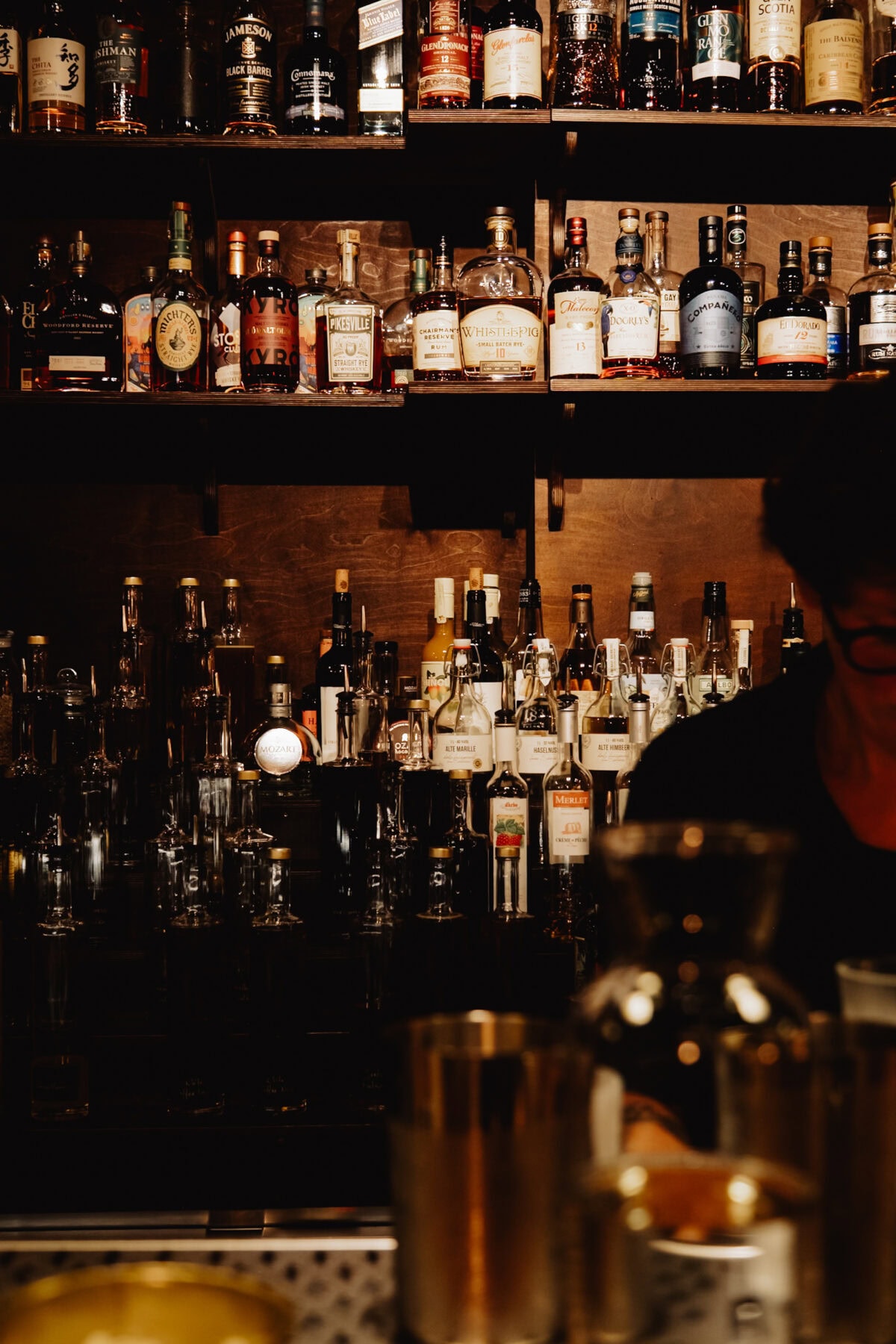 Gut sortierte Bar mit vielen Whisky- und Spirituosenflaschen